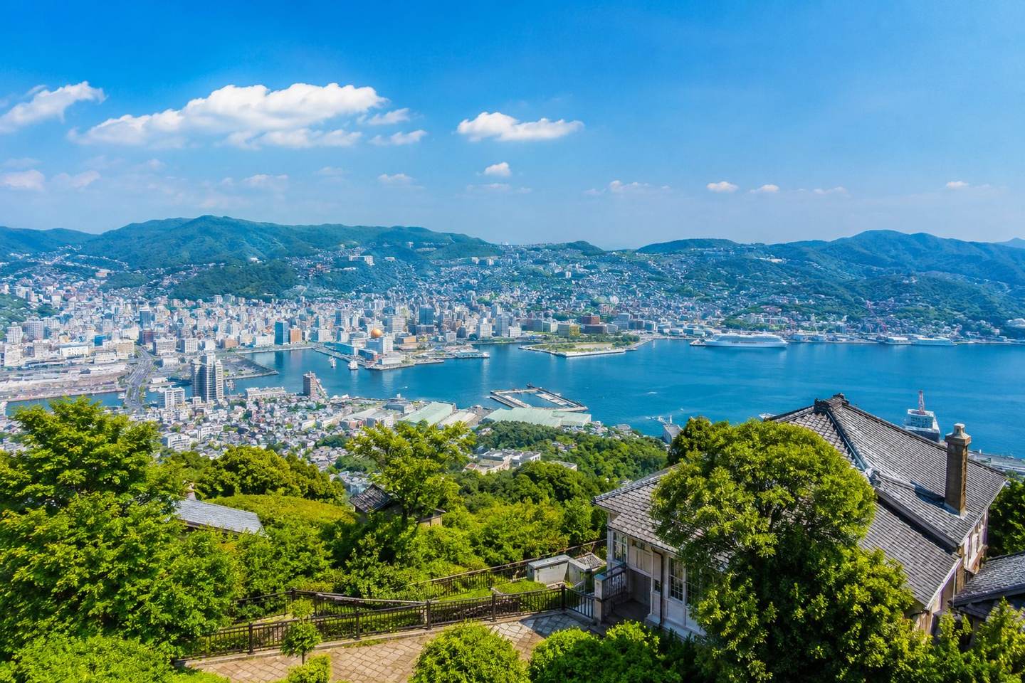長崎の街並みと港を見下ろす風景